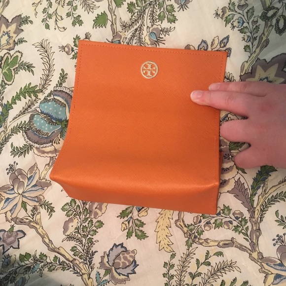Tory Burch leather glasses case - Picture 2 of 7
